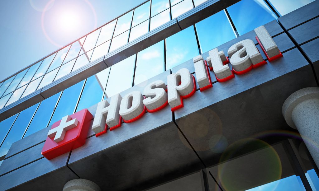 exterior-del-edificio-del-hospital-ficticio-y-letrero-del-hospital-reflejo-del-cielo-azul-en-las-ventanas
